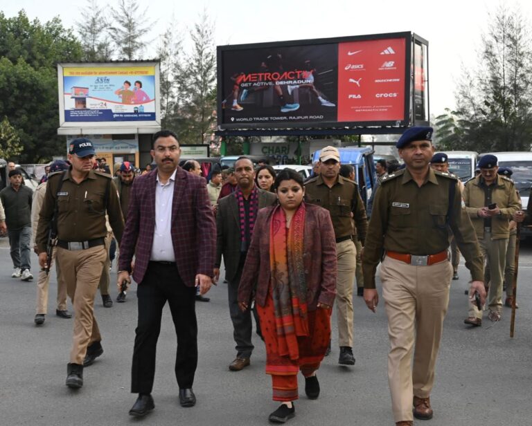 “मुख्यमंत्री के जीरो टॉलरेंस का सख़्त संदेश: देहरादून की सड़कों पर गरजा प्रशासन का बुलडोजर, अतिक्रमण-अवैध पार्किंग पर ताबड़तोड़ एक्शन”