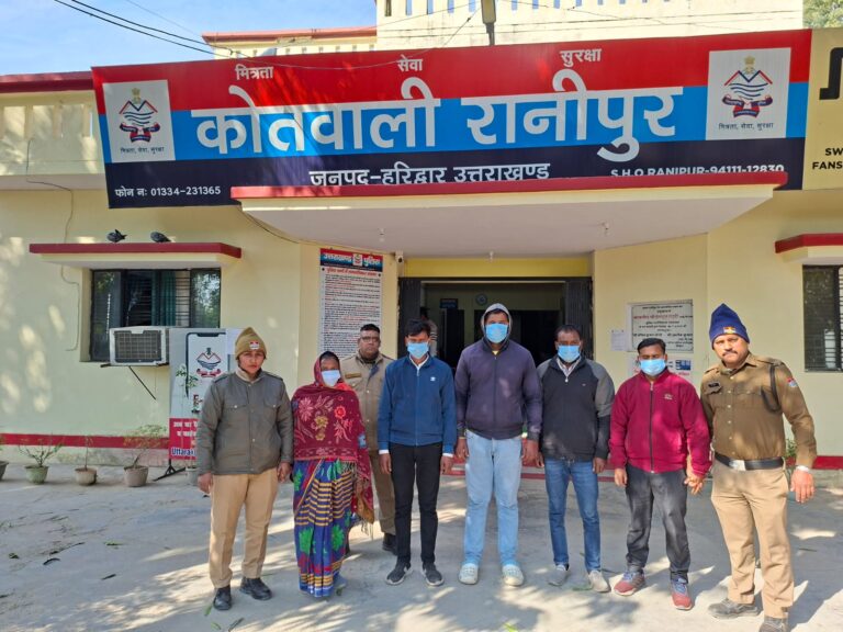 “खंभे से बंधी बेबस महिला की चीखों ने हिलाया हरिद्वार, वायरल वीडियो के बाद पुलिस का ताबड़तोड़ एक्शन, मानवता को कलंकित करने वाले 5 आरोपी गिरफ्तार”