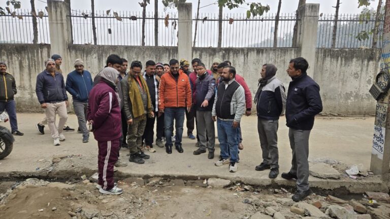 “केशव नगर को मजबूत सड़कों की सौगात: शिवालिक नगर पालिका अध्यक्ष राजीव शर्मा ने वार्ड–13 में सड़क निर्माण कार्यों का किया सघन निरीक्षण, गुणवत्ता से समझौता नहीं करने के सख्त निर्देश”