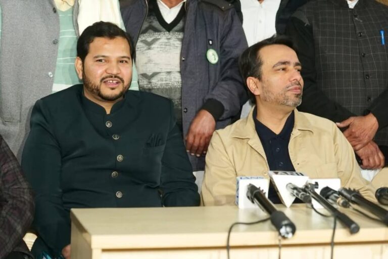 “उत्तराखंड की सियासत में बड़ा उलटफेर: हाजी सरवत करीम अंसारी के पुत्र मोंटी अंसारी ने थामा राष्ट्रीय लोकदल का दामन, जयंत चौधरी ने किया भव्य स्वागत”