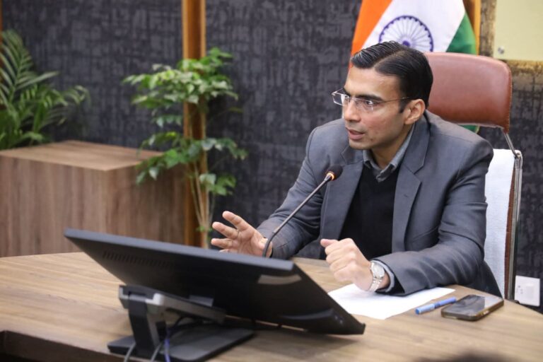 ” देहरादून में शस्त्र लाइसेंसों पर जिला प्रशासन का बड़ा प्रहार! तय सीमा से अधिक हथियार रखने और बिना UIN मामलों में 827 लाइसेंस एक साथ निरस्त”