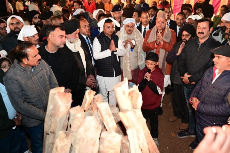 “लोहडी की लौ में सियासी रंगत: खटीमा में सार्वजनिक लोहड़ी समारोह में शामिल हुए मुख्यमंत्री पुष्कर सिंह धामी, जनप्रतिनिधियों और प्रशासनिक अफसरों की रही खास मौजूदगी”