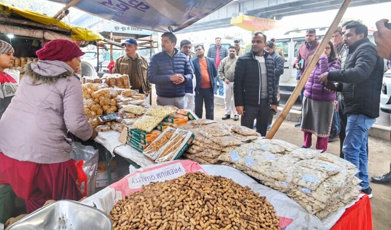 “सीएम के निर्देशों पर हरिद्वार में डीएम की सख्ती: सड़कों पर उतरे मयूर दीक्षित, अतिक्रमण हटाने के आदेश, गंदगी फैलाने वालों पर भारी जुर्माना”