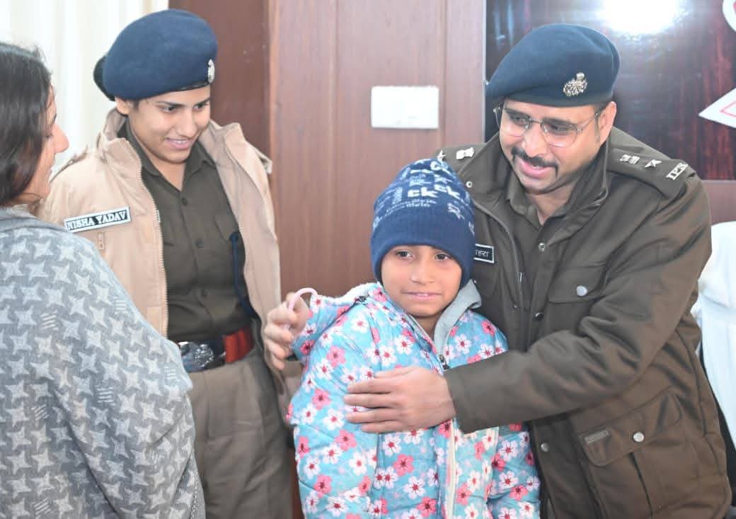 “सर्द रात में उम्मीद की गर्माहट बनी हरिद्वार पुलिस। जम्मू–कश्मीर से भागे नन्हे छात्रों को AHTU टीम ने सुरक्षित बचाया, रोशनाबाद में भावुक मिलन—परिजनों की आंखें हुईं नम, बोले “हरिद्वार पुलिस को सलाम”