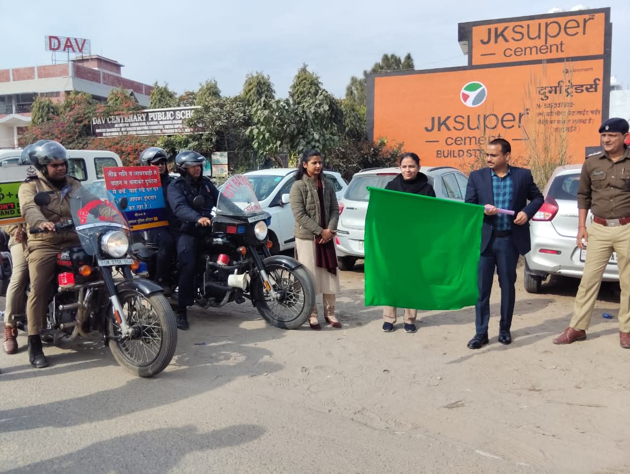 “हेलमेट है जीवन का सुरक्षा कवच! हरिद्वार में सड़क सुरक्षा का संदेश लेकर निकली जागरूकता रैली, एसपी जितेंद्र मेहरा ने दिखाई हरी झंडी”