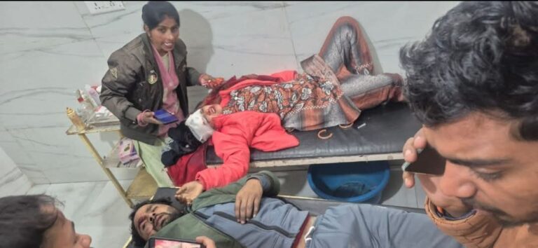 “तेज रफ्तार का कहर: अनियंत्रित डंपर ने बाइक सवार परिवार को रौंदा, तीन साल के मासूम की मौके पर मौत, हाईवे पर फूटा लोगों का गुस्सा”