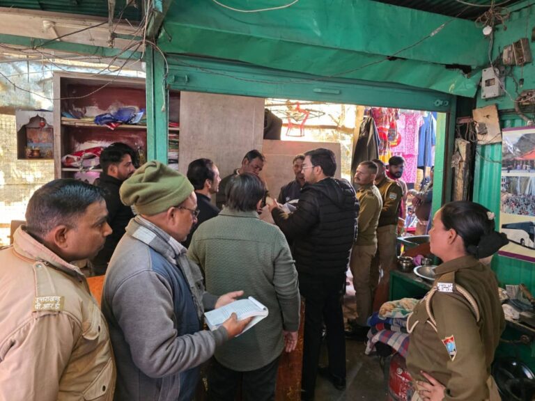 “हरिद्वार में चला नगर निगम का सख्त डंडा: रोडीबेलवाला से हाथी पुल तक अतिक्रमण पर बड़ी कार्रवाई, 15 किलो प्रतिबंधित पॉलीथिन जब्त, घाटों पर चली महा-सफाई”