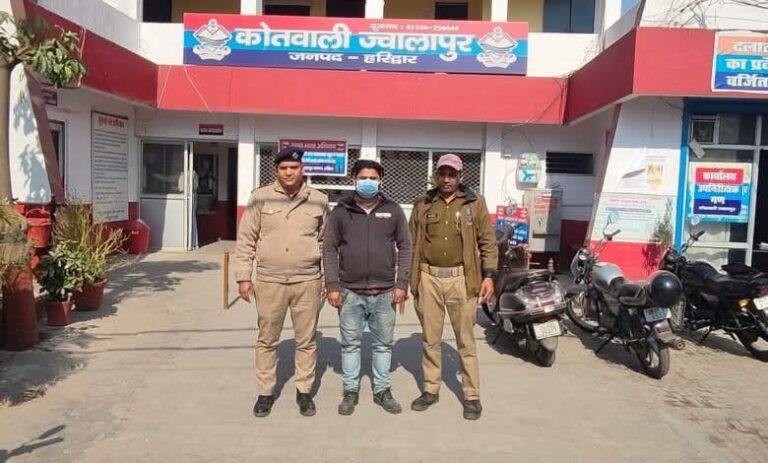 “नकली पिस्तौल से सोशल मीडिया पर दहशत फैलाने का शौक पड़ा भारी। वायरल होने की चाह में दिखाया फर्जी हथियार, ज्वालापुर पुलिस ने उतारा असली हवालात में”