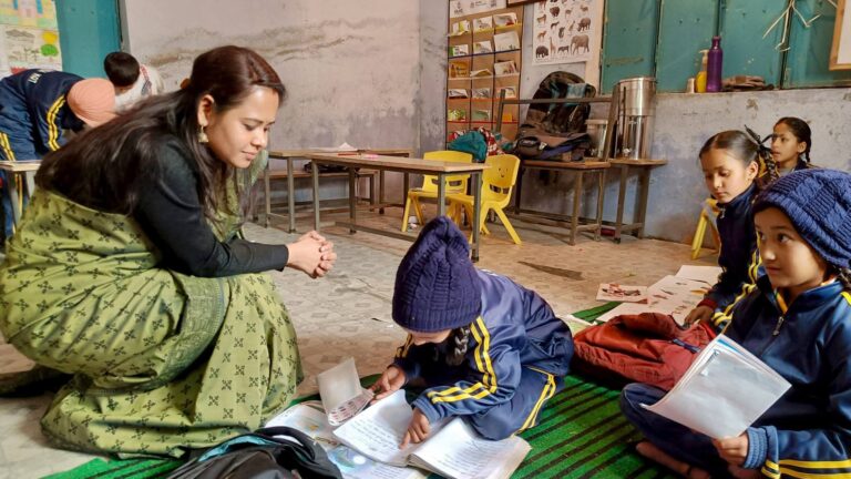 “जन-जन के द्वार पहुँची सख्त हुकूमत: प्राथमिक विद्यालय में जर्जर छत देख भड़कीं जिलाधिकारी आकांक्षा कोंडे, शिक्षा व्यवस्था सुधार को दिए त्वरित कार्रवाई के कड़े निर्देश”