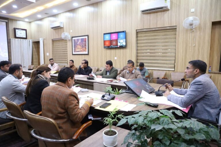 “राजस्व महकमे में डीएम सविन बंसल का सख्त अल्टीमेटम: एक साल पुराने वाद हों तत्काल निस्तारित, सुस्त अफसरों पर तय होगी जवाबदेही, बड़े बकायेदारों पर कसेगा शिकंजा”