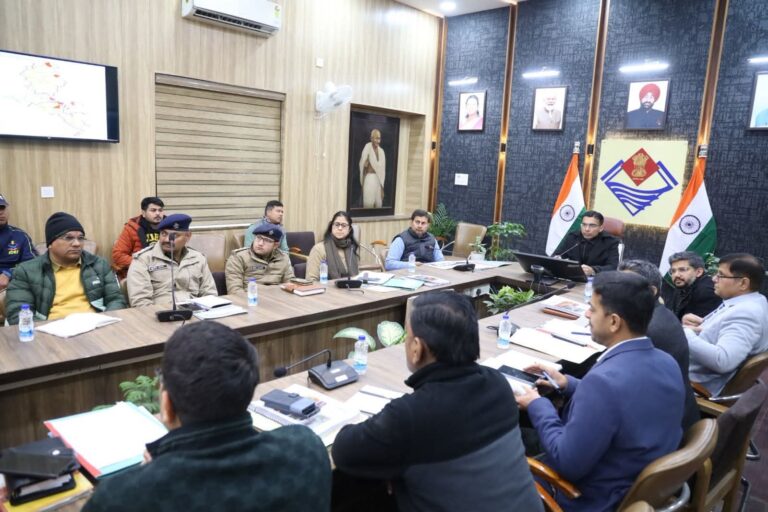 “वन हमारी धरोहर, आग पर प्रशासन का प्रहार ” डीएम सविन बंसल का बड़ा एक्शन प्लान: 45 लाख की मंजूरी, 24×7 कंट्रोल रूम, पंचायत से पाठशाला तक वनाग्नि पर सख्त पहरा”