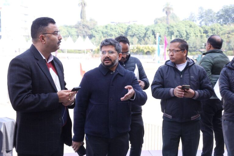 “देहरादून परेड ग्राउंड में गणतंत्र का महापर्व सजने को तैयार 77वें गणतंत्र दिवस की तैयारियां अंतिम दौर में, सीडीओ अभिनव शाह ने संभाला मोर्चा—व्यवस्थाओं का लिया सघन जायजा”