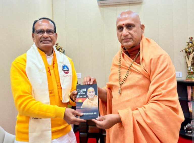 “हरिहर आश्रम कनखल में केन्द्रीय मंत्री शिवराज सिंह चौहान का आध्यात्मिक आगमन जूनापीठाधीश्वर स्वामी अवधेशानन्द गिरि महाराज से लिया आशीर्वाद, वृक्षारोपण के साथ दिया पर्यावरण व राष्ट्रहित का संदेश”