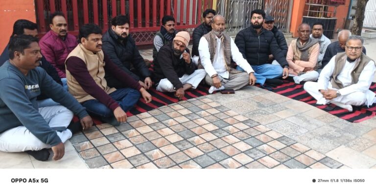 “शंकराचार्य के अपमान पर कांग्रेस का प्रचंड आक्रोश, मंदिर प्रांगण में मौन धरना—राजेंद्र चौधरी का एलान: सनातन पर वार बर्दाश्त नहीं!”