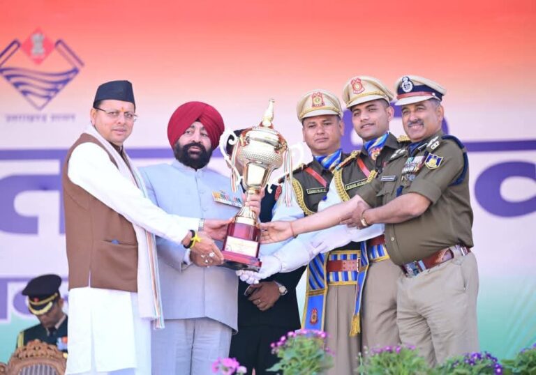 “गणतंत्र दिवस पर देशभक्ति का भव्य उत्सव—परेड ग्राउंड में राज्यपाल ने फहराया तिरंगा, मुख्यमंत्री संग उत्कृष्ट सेवाओं के लिए पुलिस व अधिकारियों को किया सम्मानित”