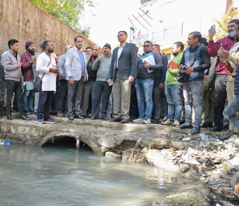 “गंगा की पवित्रता पर कोई समझौता नहीं!” चन्द्रेश्वर नाले पर डीएम का सख्त प्रहार, 25 घरों के पाइप सीज, दूषित जल पर पूर्ण प्रतिबंध