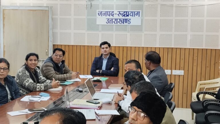 “किशोरों को एनीमिया से बचाने का जिलाधिकारी का बड़ा एक्शन प्लान, डीएचएस बैठक में स्वास्थ्य विभाग को दिए सख्त और स्पष्ट निर्देश