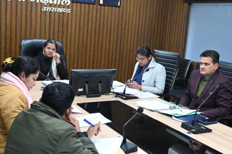 “विकास और स्वरोजगार की हर परत की हुई पड़ताल: टिहरी गढ़वाल के जिलाधिकारी ने योजनाओं की समीक्षा बैठक में अफसरों को दिए सख्त निर्देश”