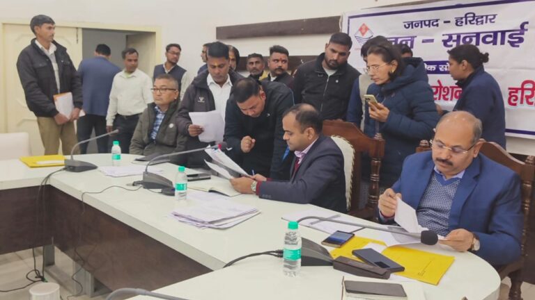 “जनता की आवाज़, प्रशासन की कार्रवाई! हर सोमवार समाधान का मंच बना जनसुनवाई  डीएम मयूर दीक्षित की सख़्त अध्यक्षता में 81 शिकायतें दर्ज, 36 का मौके पर निस्तारण  सीएम हेल्पलाइन पर लापरवाही नहीं चलेगी—अधिकारियों को कड़ा अल्टीमेटम”