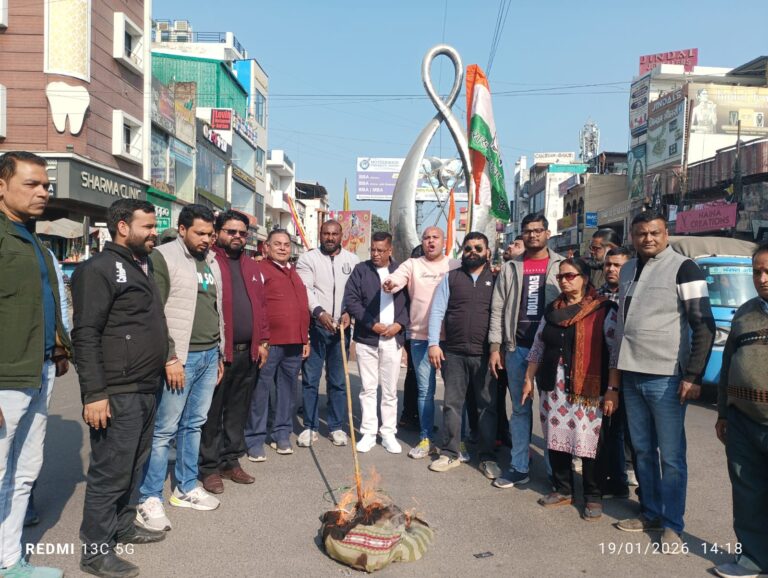 “धामी सरकार पर युवा कांग्रेस का जोरदार हमला: बिगड़ी कानून व्यवस्था, बढ़ते अपराध और नशे के खिलाफ हरिद्वार में पुतला दहन”