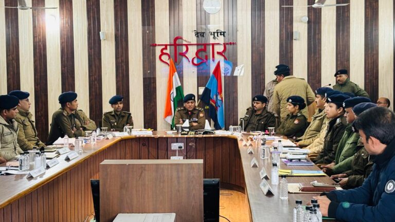 दबंगों पर सख़्त वार! शस्त्रधारियों की गुंडागर्दी पर लगेगी लगाम, निरस्त होंगे लाइसेंस — अपराधियों में कानून का खौफ पैदा करने के निर्देश, एसएसपी डोबाल का दो टूक संदेश