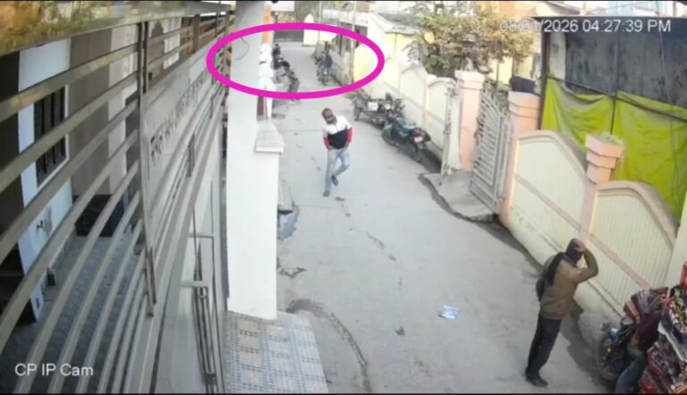 “दिनदहाड़े गोलियों की गूंज से दहला भगवानपुर बाजार: नकाबपोश बदमाशों ने फाइनेंस कारोबारी पर किया जानलेवा हमला, राहगीर घायल”