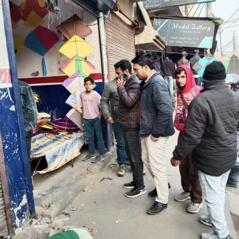 “मकर संक्रांति से पहले हरिद्वार में चाइनीज मांझा पर निगम का शिकंजा — ज्वालापुर में छापेमारी, 30 चालान, ₹6,300 जुर्माना; दुकानदारों को सख्त चेतावनी”