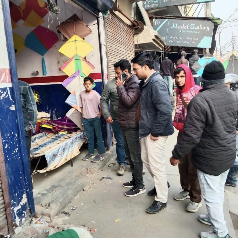 “मकर संक्रांति से पहले हरिद्वार में चाइनीज मांझा पर निगम का शिकंजा — ज्वालापुर में छापेमारी, 30 चालान, ₹6,300 जुर्माना; दुकानदारों को सख्त चेतावनी”