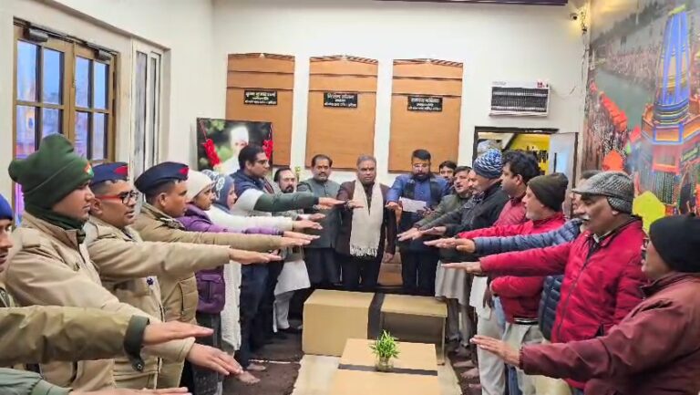 “गंगा तट से उठा जीवन रक्षा का संदेश: हरिद्वार में सड़क सुरक्षा माह के तहत गंगा सभा ने दिलाई सड़क सुरक्षा शपथ, नियमों के पालन का लिया संकल्प”