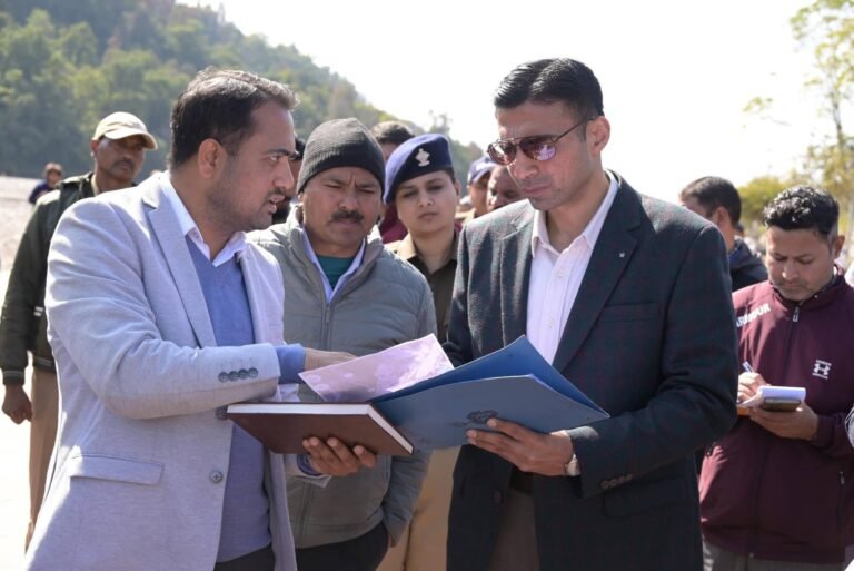 “गंगा की गंदगी पर जिला प्रशासन का कड़ा प्रहार: डीएम सविन बंसल के एक्शन से हड़कंप, 14 भवनों का ग्रे-वॉटर बंद, 02 नालियां टैप — ढालवाला नाला हुआ साफ़!”