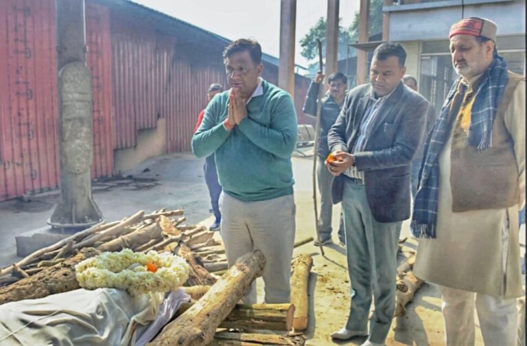 “मातृ शोक में डूबे पत्रकार अनुपम त्रिवेदी, खड़खड़ी श्मशान घाट पर अंतिम विदाई — महानिदेशक सूचना बंशीधर तिवारी सहित पत्रकार जगत ने नम आंखों से दी श्रद्धांजलि”