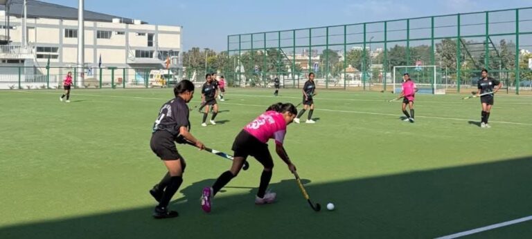 “वंदना कटारिया स्टेडियम में रोमांच का महासंग्राम, हरिद्वार (बी) ने आख़िरी पलों में पलटा खेल, ए टीम को 2-1 से हराकर अंडर-18 राज्य स्तरीय हॉकी खिताब पर जमाया कब्ज़ा”