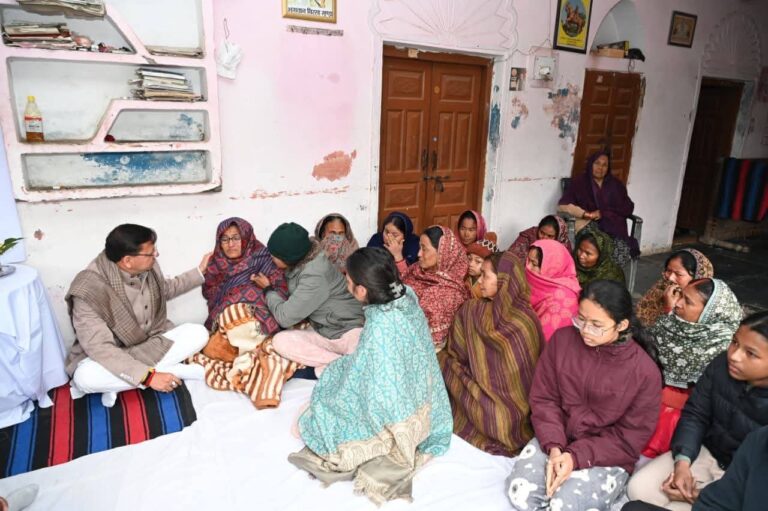 тАЬрджреБрдЦ рдХреА рдШрдбрд╝реА рдореЗрдВ рдореБрдЦреНрдпрдордВрддреНрд░реА рдмрдиреЗ рд╕рд╣рд╛рд░рд╛: рднрдЧрдЪреБрд░реА рдкрд╣реБрдВрдЪрдХрд░ рджрд┐рд╡рдВрдЧрддреЛрдВ рдХреЛ рд╢реНрд░рджреНрдзрд╛рдВрдЬрд▓рд┐, рдкрд░рд┐рдЬрдиреЛрдВ рдХреЛ рдмрдВрдзрд╛рдпрд╛ рдврд╛рдВрдврд╕, рд╢реЛрдХ рдореЗрдВ рдбреВрдмреЗ рдЧрд╛рдВрд╡ рдХреЗ рд╕рд╛рде рдЦрдбрд╝рд╛ рд░рд╣рд╛ рдиреЗрддреГрддреНрд╡тАЭ