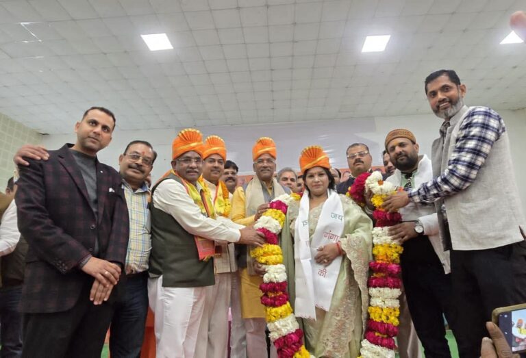 “भ्रष्टाचार-मुक्त व्यवस्था का संकल्प, ट्रिपल इंजन सरकार के साथ विकास की ऐतिहासिक उड़ान 🌸 एक वर्ष में बदली हरिद्वार की तस्वीर, महापौर किरण जैसल व नगर निगम बोर्ड का भव्य अभिनंदन समारोह”