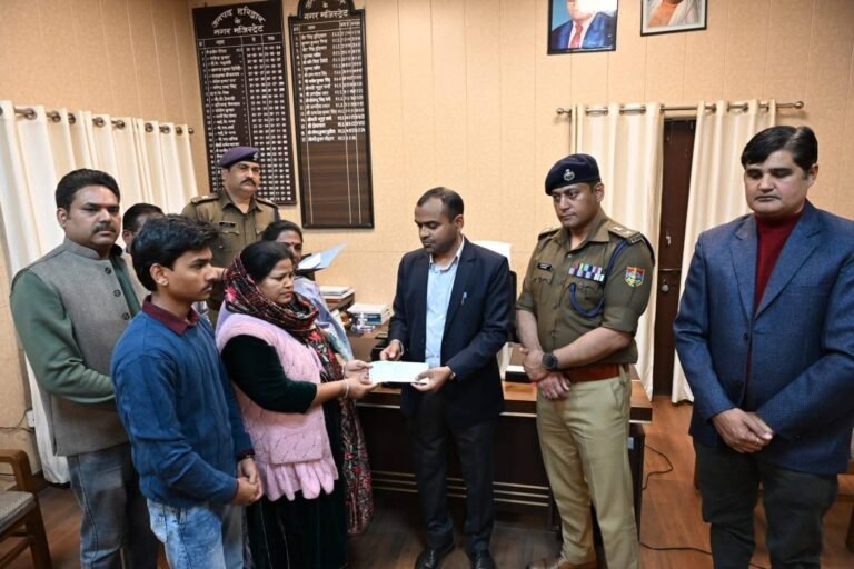 “पत्रकारों के परिवारों को मिला संबल: डीएम–एसएसपी ने सौंपे 5-5 लाख के सहायता चैक, मुख्यमंत्री की संवेदनशील पहल से जागी नई उम्मीद”