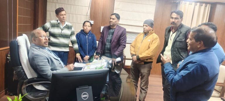 “सीएमओ डॉ. आर.के. सिंह से राजकीय फार्मेसी अधिकारी संघ की अहम मुलाकात, लंबित बिलों व एसीपी विसंगति पर सख्त निर्देश—पदों की बढ़ोतरी का प्रस्ताव शासन को भेजने पर बनी सहमति”