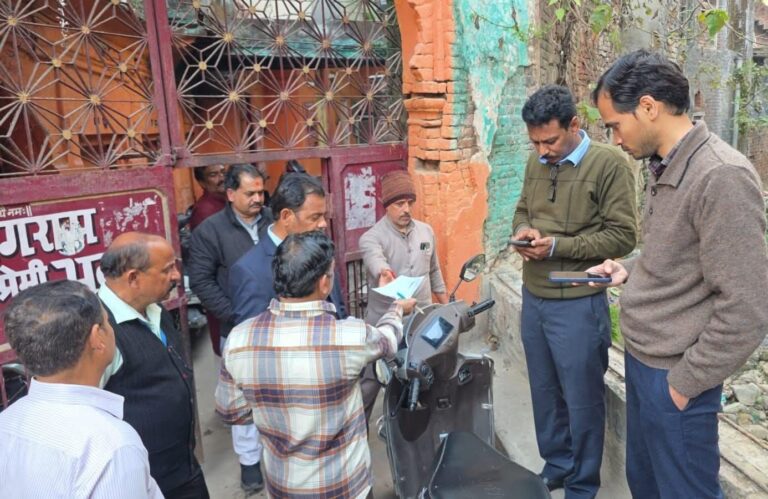 “नाई सोता नाले में सीवर लीकेज पर सख्त एक्शन: जल संस्थान को नोटिस, गंदगी पर लॉज का शौचालय सील, ₹5000 का चालान—नगर निगम का कांवड़ क्षेत्र में स्वच्छता पर बड़ा अभियान”