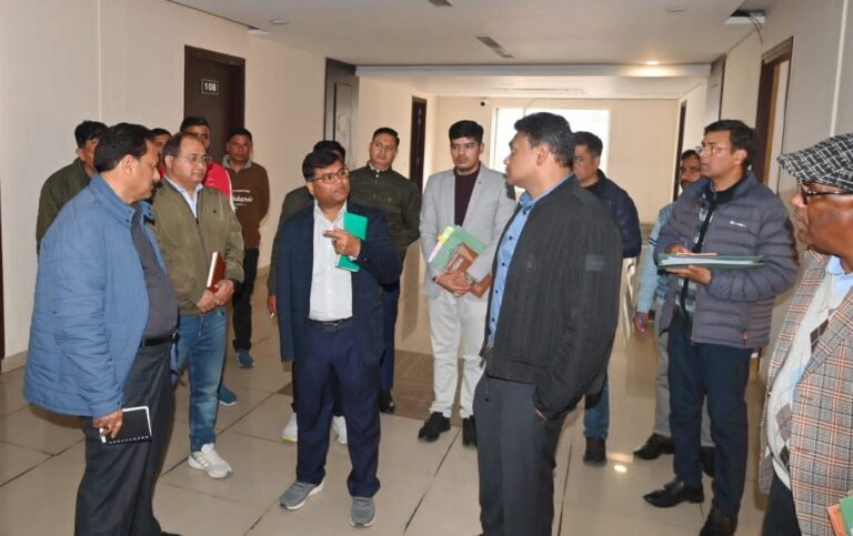 “कुंभ 2027 की तैयारियों को रफ्तार: सचिव आवास डॉ. आर. राजेश कुमार ने मायापुर स्थित अटल बिहारी वाजपेई राजकीय अतिथि गृह का किया औचक निरीक्षण, टपकती छत व जर्जर व्यवस्थाओं पर सख्त निर्देश”