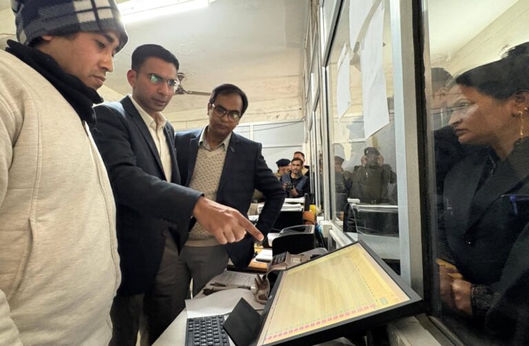 “ऋषिकेश सब रजिस्ट्रार कार्यालय में करोड़ों की स्टाम्प चोरी का भंडाफोड़: डीएम सविन बंसल की सख्ती से उप निबंधक निलंबित, फर्जी कार्मिक और अवैध रजिस्ट्रियों पर शासन का बड़ा एक्शन”