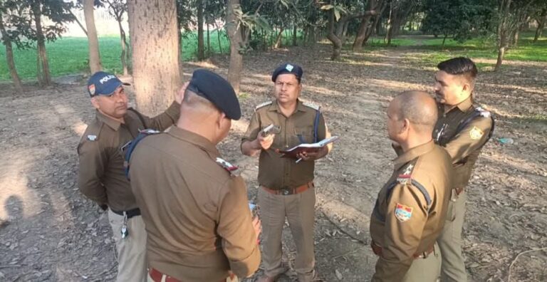 “गंग नहर किनारे बाग में मिली 50 वर्षीय अज्ञात व्यक्ति की लाश से मचा हड़कंप, पास खड़ी मिली मोटरसाइकिल ने बढ़ाई रहस्य की परतें – हत्या की आशंका में पुलिस की तेज़ छानबीन”
