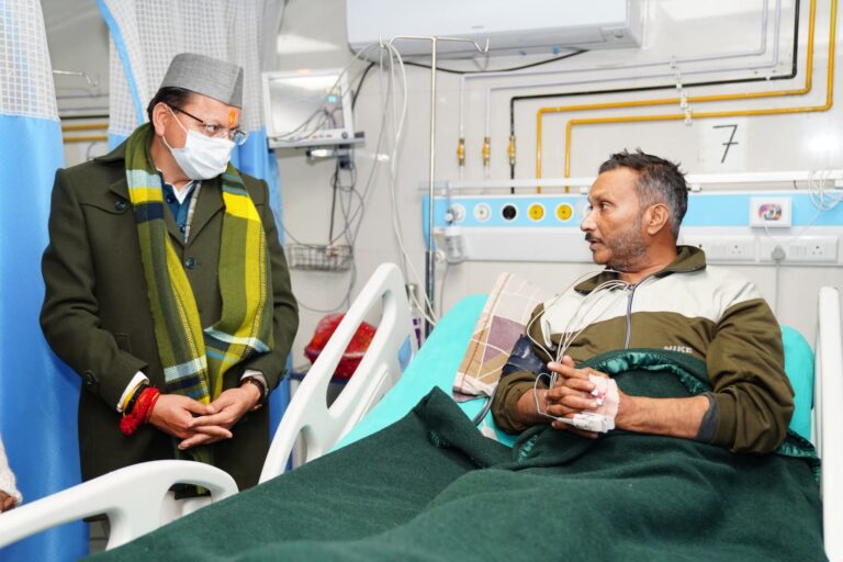 “दून अस्पताल पहुंचे मुख्यमंत्री धामी, बीमार वरिष्ठ पत्रकार कैलाश जोशी का हालचाल जान बढ़ाया हौसला, हरसंभव मदद का दिया भरोसा”