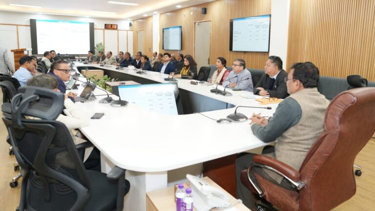 “राजस्व क्रांति की तैयारी: मुख्य सचिव आनंद बर्धन का 20 हजार करोड़ का बड़ा लक्ष्य, टैक्स बेस विस्तार से लेकर खनन-वन-हर्बल सेक्टर तक सख्त एक्शन प्लान”