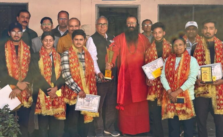 “рд╢рддрд░рдВрдЬ рдХреА рдмрд┐рд╕рд╛рдд рдкрд░ рдПрд╕.рдПрдо.рдЬреЗ.рдПрди. рдХрд╛ тАШрд╢рд╣-рдорд╛рддтАЩ рдЬрд▓рд╡рд╛: рдпреВрдирд┐рд╡рд░реНрд╕рд┐рдЯреА рдЪреИрдВрдкрд┐рдпрди рдХреГрд╖реНрдгрд╛ рдХреЗ рд╕реНрд╡рд░реНрдг рд╕реЗ рдиреЙрд░реНрде рдЬрд╝реЛрди рддрдХ рдЧреВрдВрдЬрд╛ рд╣рд░рд┐рджреНрд╡рд╛рд░, рд╢реНрд░реАрдорд╣рдиреНрдд рд░рд╡рд┐рдиреНрджреНрд░ рдкреБрд░реА рдмреЛрд▓реЗтАФрдпреБрд╡рд╛ рдореЗрдзрд╛ рд╣реА рд╕рд╢рдХреНрдд рднрд╛рд░рдд рдХреА рдЕрд╕рд▓реА рдиреАрдВрд╡!”