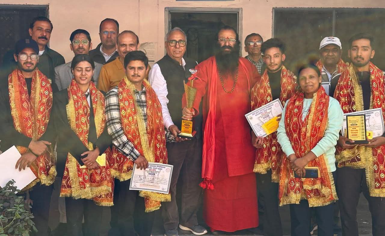 “शतरंज की बिसात पर एस.एम.जे.एन. का ‘शह-मात’ जलवा: यूनिवर्सिटी चैंपियन कृष्णा के स्वर्ण से नॉर्थ ज़ोन तक गूंजा हरिद्वार, श्रीमहन्त रविन्द्र पुरी बोले—युवा मेधा ही सशक्त भारत की असली नींव!”