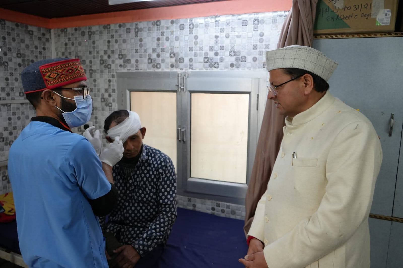 “दुर्गम पहाड़ों में स्वास्थ्य क्रांति की दस्तक: पीपलकोटी पहुँचे मुख्यमंत्री पुष्कर सिंह धामी, स्वामी विवेकानंद धर्मार्थ चिकित्सालय को और सशक्त बनाने के दिए निर्देश”