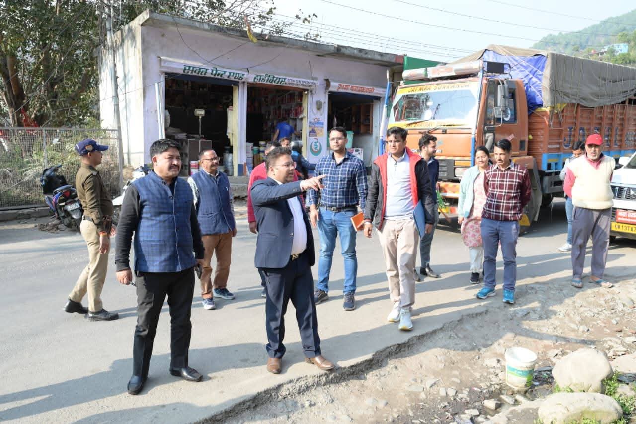 “केदारनाथ यात्रा 2026 से पहले सख्त एक्शन मोड में डीएम विशाल मिश्रा: तिलवाड़ा बाजार में औचक निरीक्षण, एनएच से अतिक्रमण हटाने के कड़े निर्देश — जाम से मिलेगी स्थायी मुक्ति!”