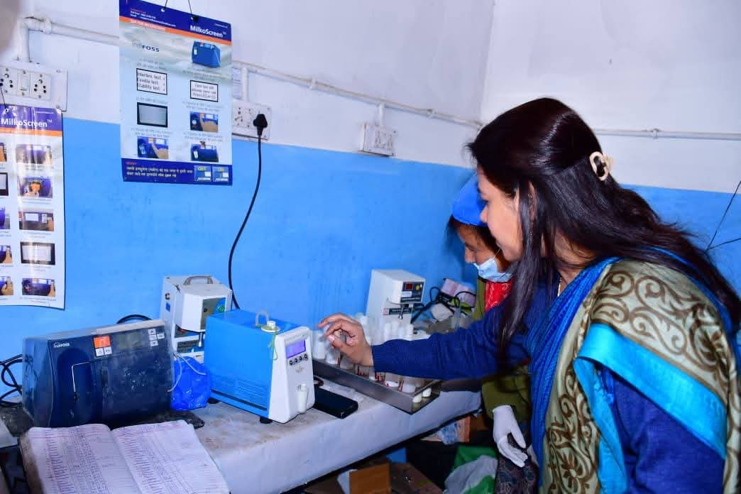 “बागेश्वर में दूध की धारा को मिली नई रफ्तार: जिलाधिकारी आकांक्षा कोंडे का कमेड़ी से क्षेत्रपाल तक सख्त निरीक्षण, महिला दुग्ध उत्पादकों को रियल टाइम भुगतान और 50 हजार आय लक्ष्य का मंत्र”