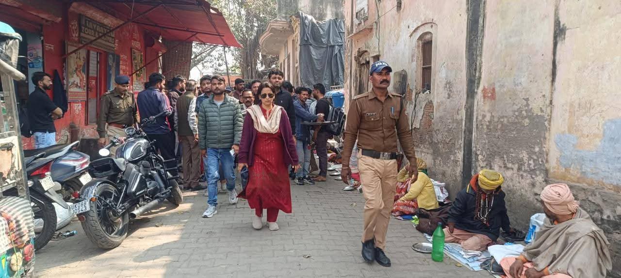 “डीएम मयूर दीक्षित की सख्ती: कनखल में चला बुलडोजर नहीं, नियमों का डंडा — नगर मजिस्ट्रेट कुश्म चौहान की अगुवाई में सड़क-फुटपाथ से हटा अतिक्रमण, व्यापारियों को आखिरी चेतावनी”