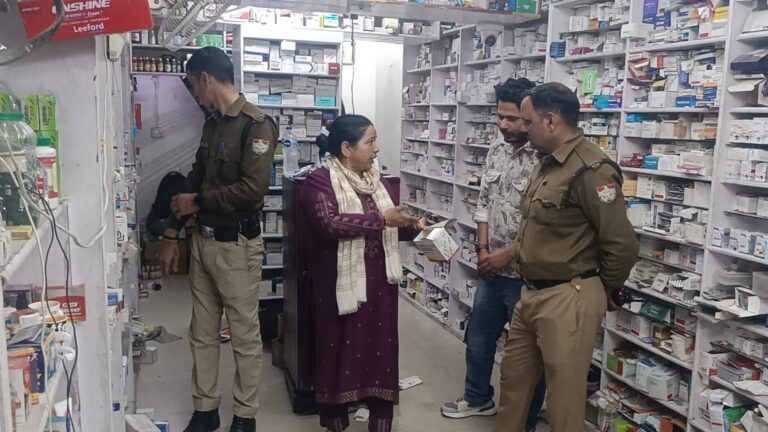 “रुड़की में ड्रग्स विभाग की बड़ी कार्रवाई: ड्रग इंस्पेक्टर अनीता भारती के नेतृत्व में पल्स मेडिकल स्टोर पर औचक छापेमारी, नारकोटिक दवाओं के रिकॉर्ड खंगाले”