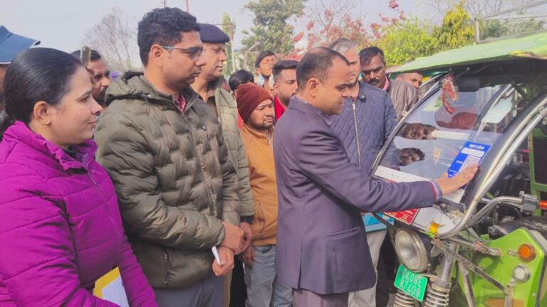 “सड़कों पर चलेगा सिर्फ सुरक्षित ई-रिक्शा! जिलाधिकारी ने खुद चिपकाए क्यूआर स्टिकर, एआरटीओ कार्यालय में ई-रिक्शा सत्यापन अभियान को दी नई रफ्तार”